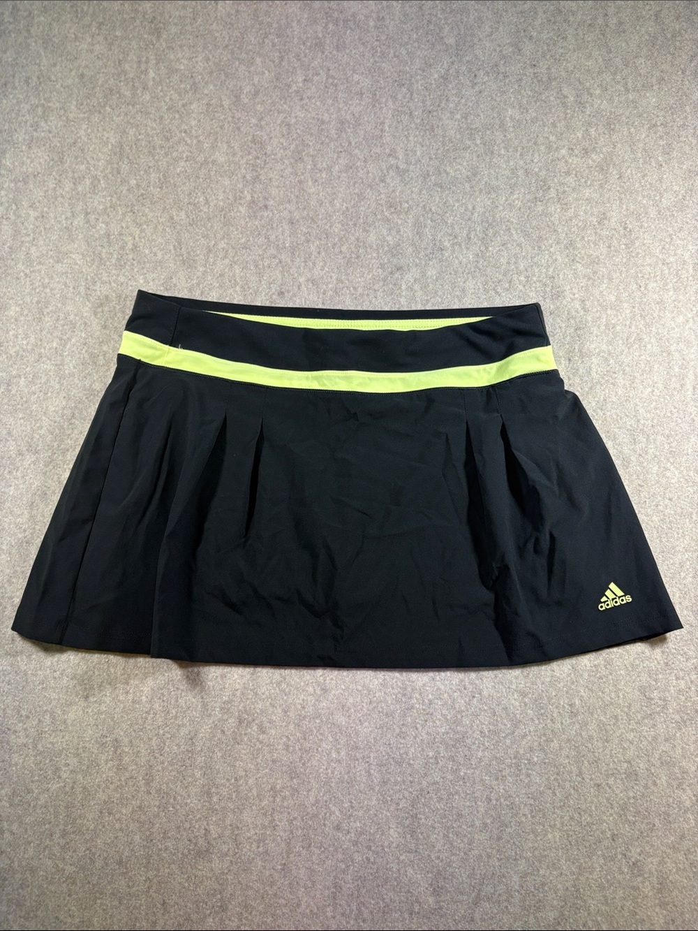 adidas Women’s Performance Pleated Black/Glow Skort size LG (M38466)